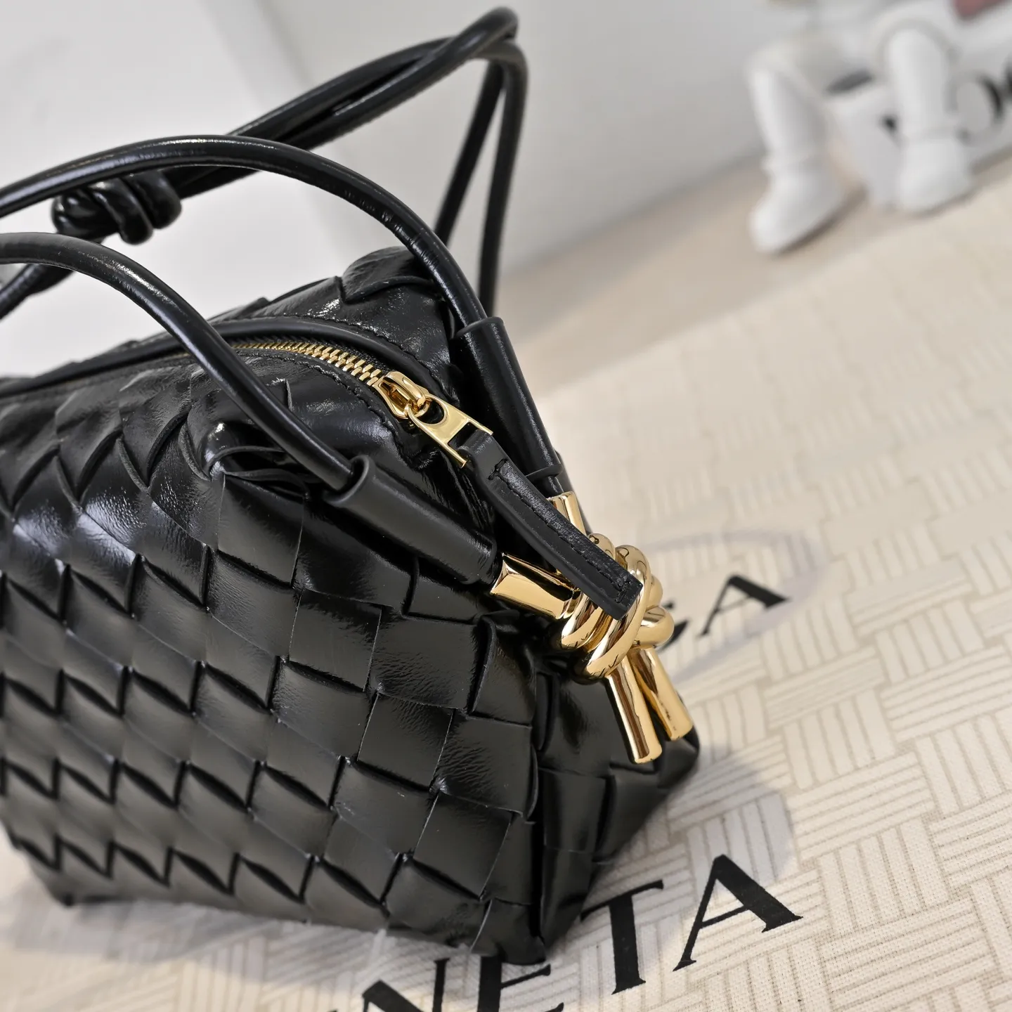 Batch 1560 𝗕𝗼𝘁𝘁𝗲𝗴𝗮 𝗩𝗲𝗻𝗲𝘁𝗮———— The latest version of the loop camera bag💥 from BV’s King of Cost-Effectiveness counter, large woven texture➕Ultra-high quality cow wax leather as always, with zipper, hardware decoration on both sides, adjustable drawstring, especially suitable for the tummy💫Can hold anything, very light weight, suitable🈴️for girls of all ages, size: 17*10*6cm Style number: 6125